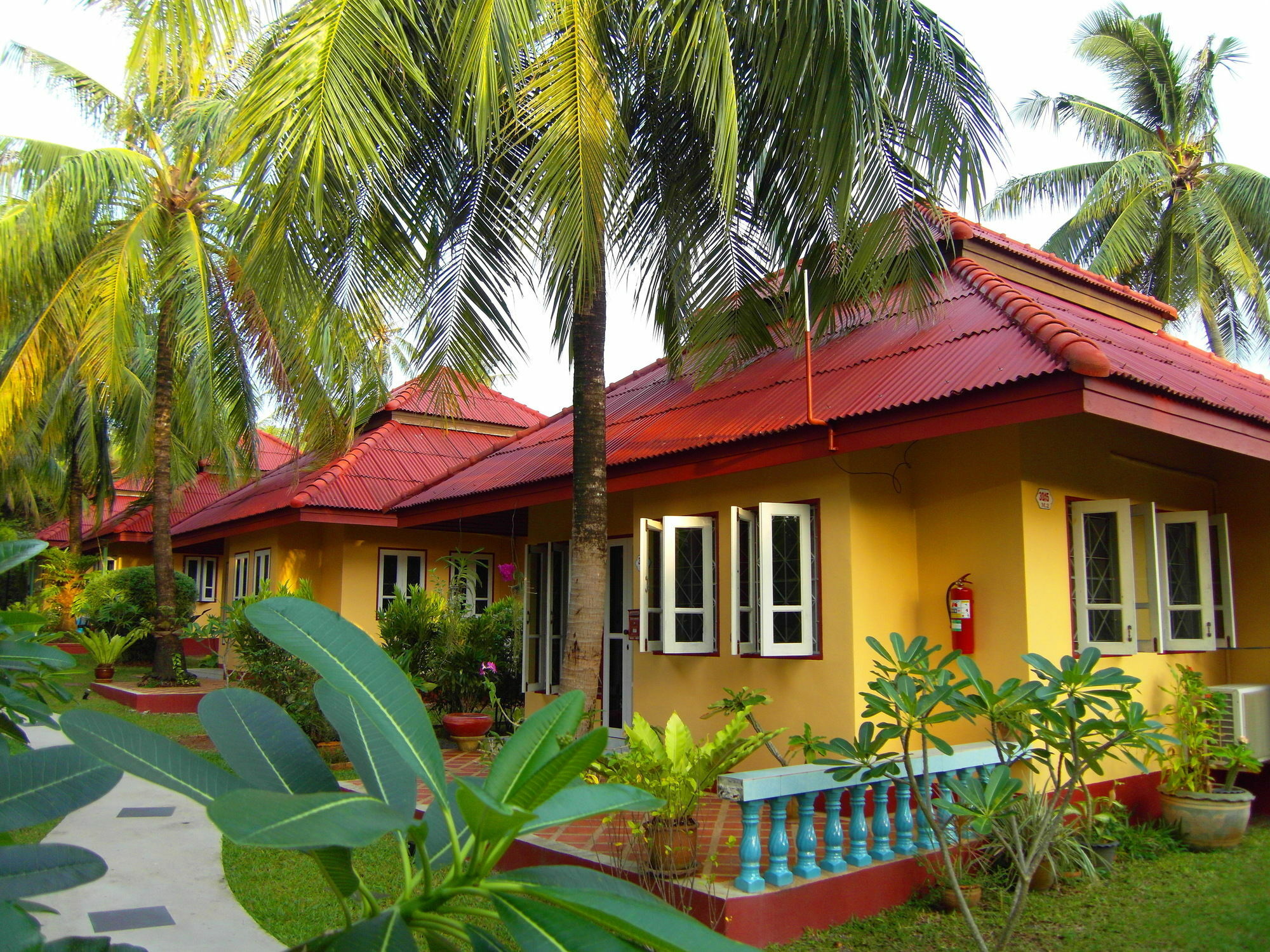 Palm Village Rawai Exterior photo